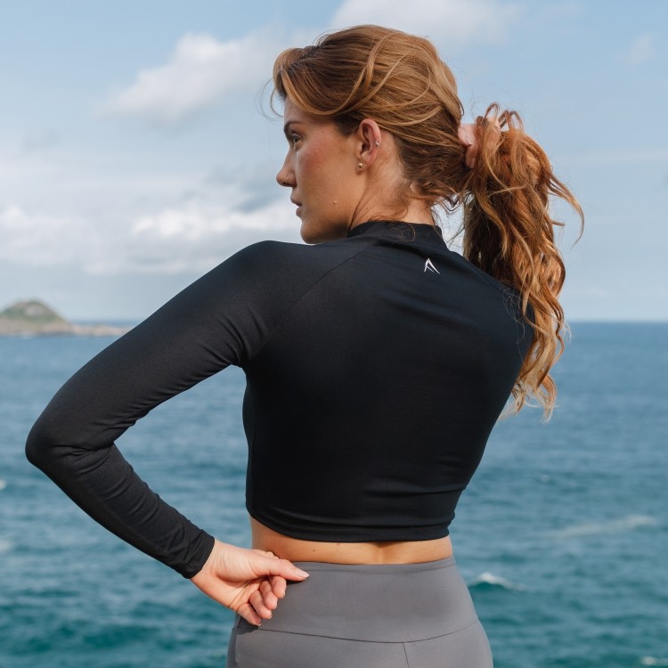Blusa preta decote alto surf